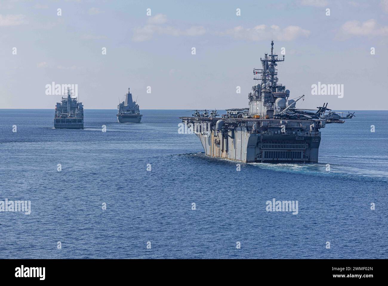 240224-N-ED646-1207 MITTELMEER (24. Februar 2024) das amphibische Angriffsschiff USS Bataan (LHD 5) rechts, das Hilfsschiff der Royal Fleet Argus (A135) links und das Amphibienschiff USS Mesa Verde (LPD 19) der San Antonio-Klasse führen am 24. Februar Manövrierübungen im Mittelmeer durch. Die Bataan Amphibious Ready-Gruppe wird dem NATO-Kommando im östlichen Mittelmeerraum übertragen, um eine Reihe kurzfristiger Wachsamkeitsaktivitäten mit Mitgliedern der Ständigen NATO-Seeschifffahrtsgruppe 2 des Alliierten Seeschifffahrtskommandos und der türkischen Marine durchzuführen. (U.S. Navy Foto von Mass C Stockfoto