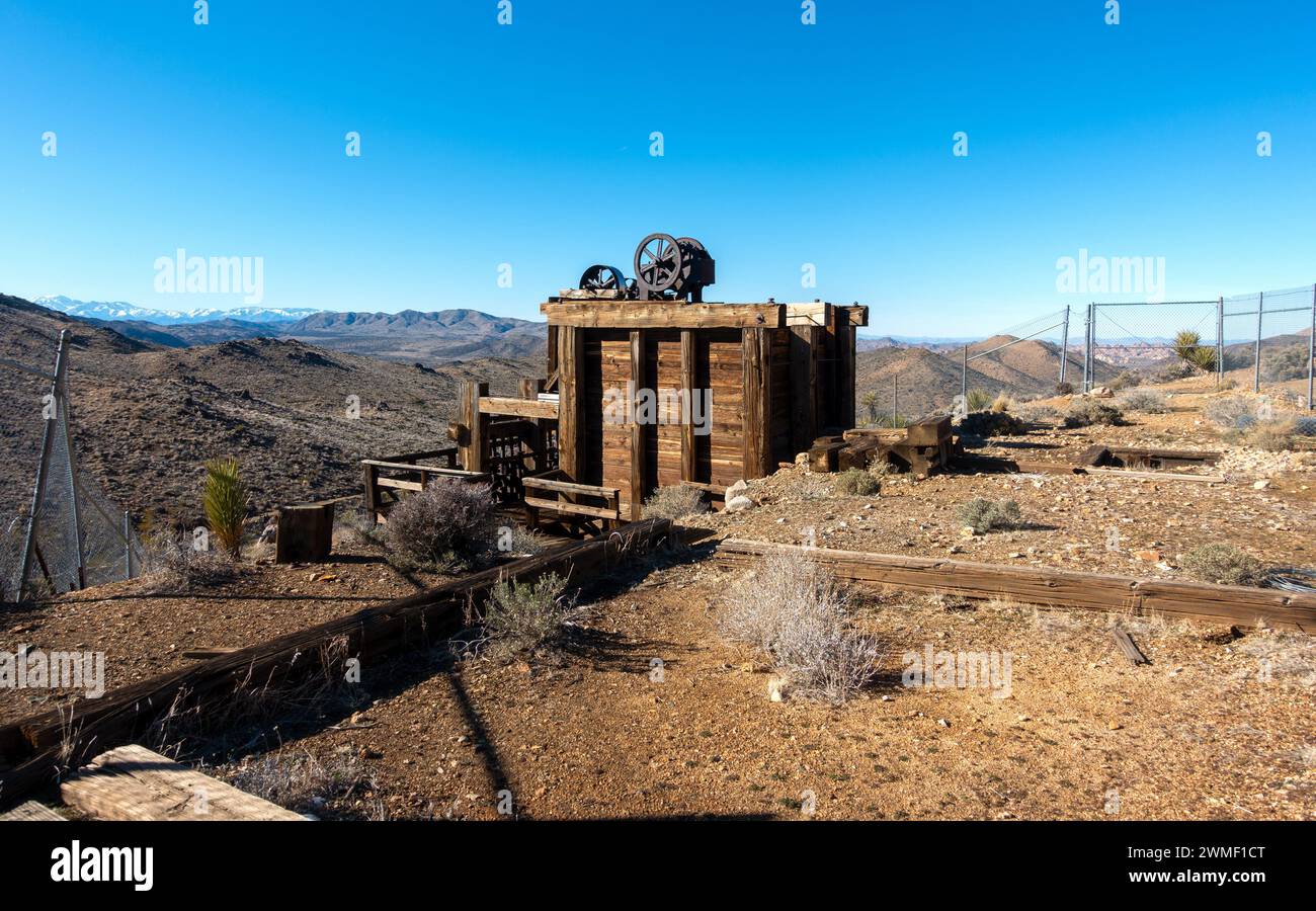 Lost Horse Gold and Silver Mine Platform Geisterstadt Schnee bedeckt San Gorgonio Mountains Skyline Joshua Tree National Park Mojave Desert Kalifornien USA Stockfoto