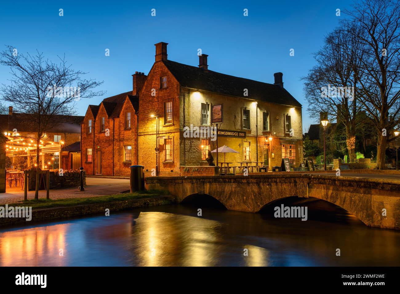 Das Kingsbridge Inn in der Abenddämmerung. Bourton on the Water, Cotswolds, Gloucestershire, England Stockfoto Das Kingsbridge Inn in der Abenddämmerung. Bourton on the Water, Cotswolds, Gloucestershire, England Stockfoto