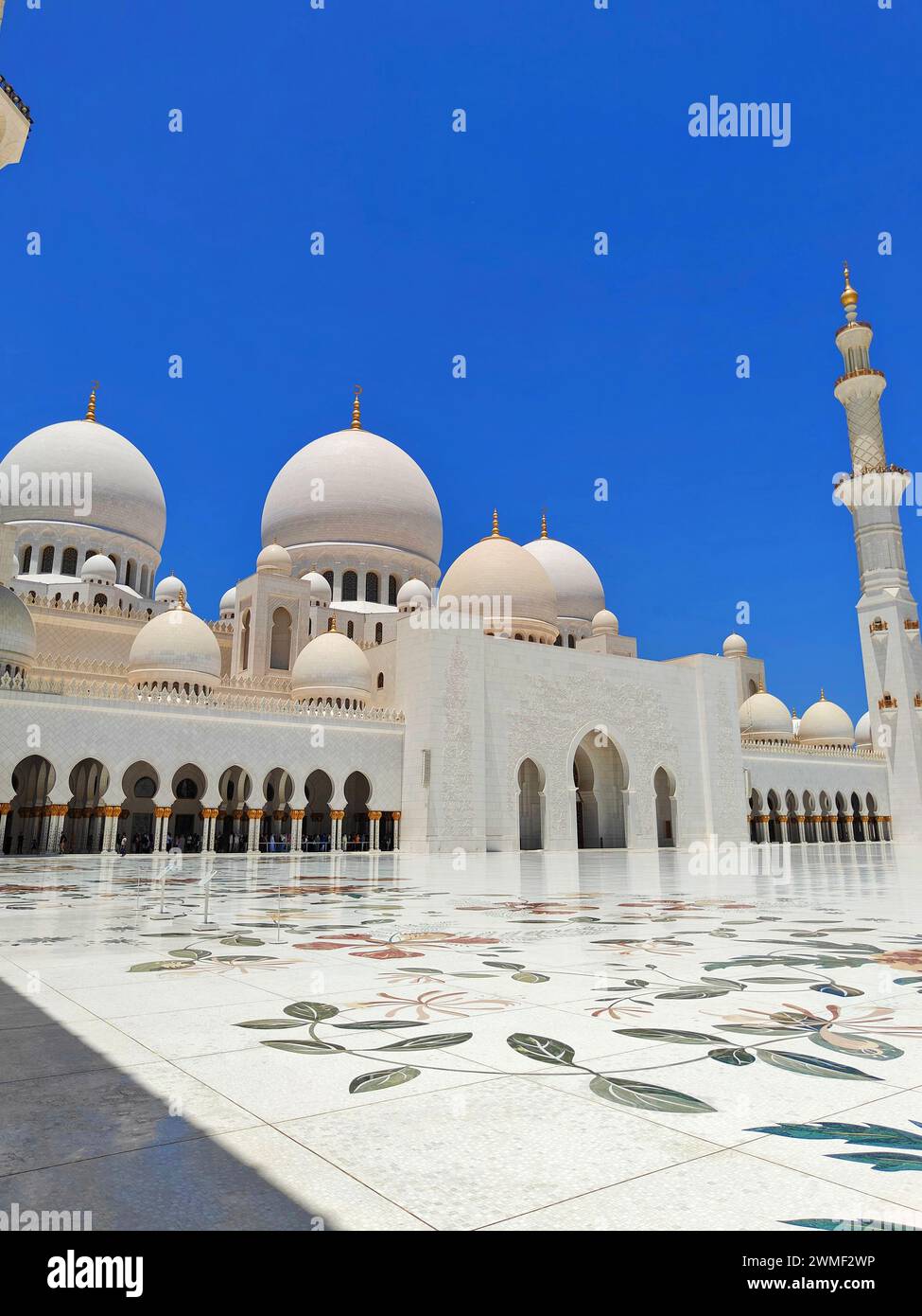 Ein großes Gebäude mit weißen Bögen mit kompliziertem Mosaikdesign an der Fassade Stockfoto