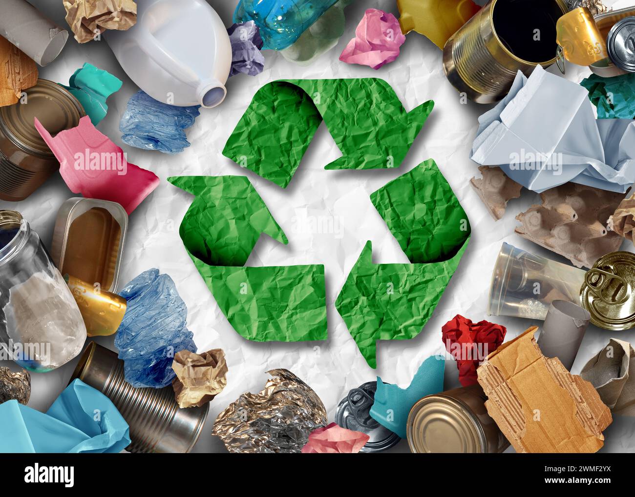 Recycling soziale Frage, Abfall und Müll als wiederverwendbare Gegenstände zu recyceln, wie altes Papier, Glas, Metall und Plastik, das in einem Abfallbehälter geworfen wird Stockfoto
