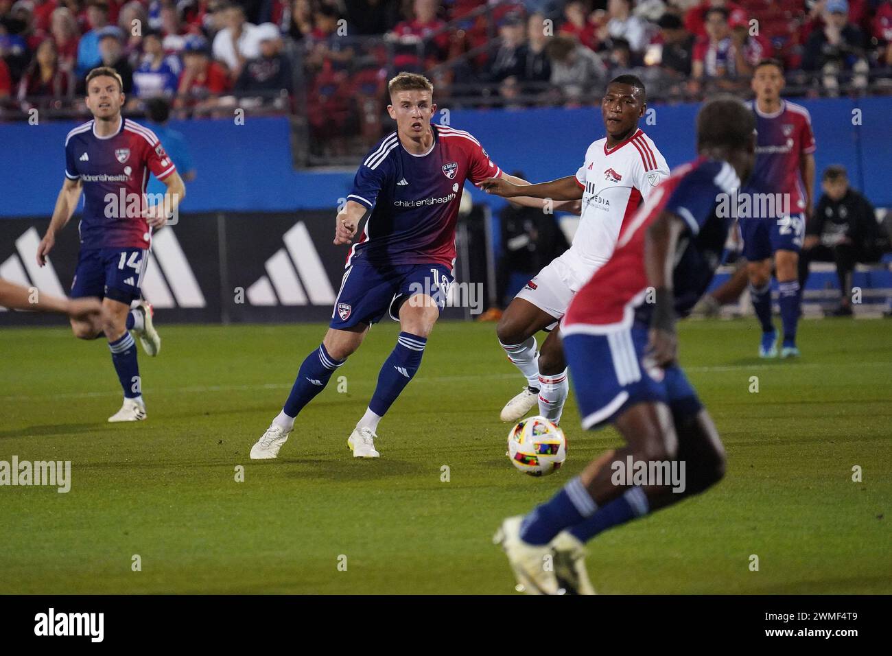 Frisco, Texas, USA. Februar 2024. 24. Februar 2024, Frisco, Texas, Vereinigte Staaten: Dallas-Mittelfeldspieler Liam Fraser (C) spielte am Samstag, den 24. Februar 2024, im Toyota Stadium in Frisco, Texas, USA, während des Major League Soccer (MLS)-Spiels zwischen dem FC Dallas und San Jose Earthakes. Fotos von Javier Vicencio/Eyepix Group) (Foto: © Javier Vicencio/eyepix via ZUMA Press Wire) NUR ZUR REDAKTIONELLEN VERWENDUNG! Nicht für kommerzielle ZWECKE! Stockfoto