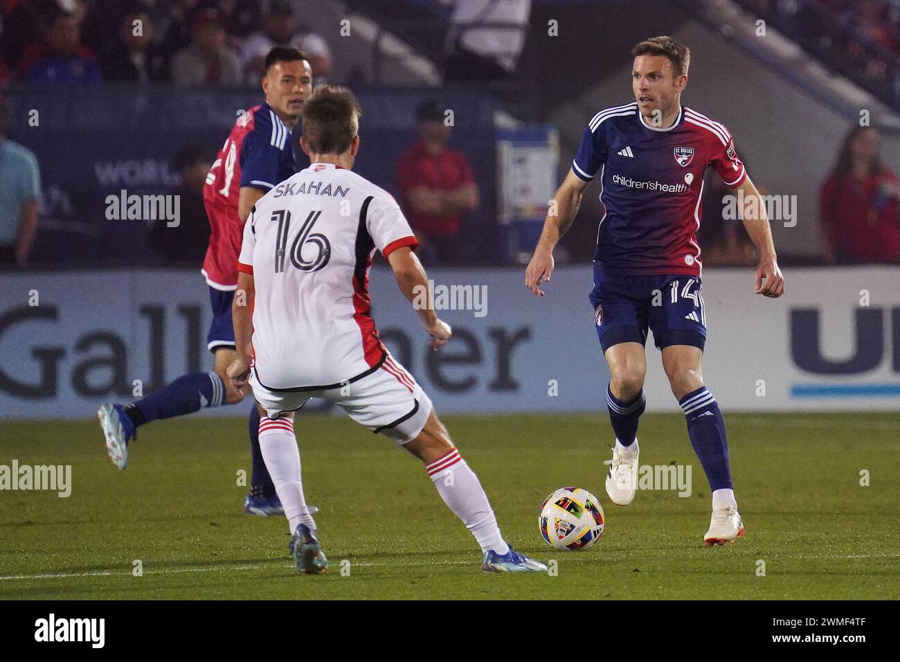 Frisco, Texas, USA. Februar 2024. 24. Februar 2024, Frisco, Texas, Vereinigte Staaten: Dallas-Mittelfeldspieler Asier Illarramendi (R) im Spiel der Major League Soccer (MLS) zwischen dem FC Dallas und San Jose Earthakes, der am Samstag, den 24. Februar 2024 im Toyota Stadium in Frisco, Texas, USA ausgetragen wurde. Fotos von Javier Vicencio/Eyepix Group) (Foto: © Javier Vicencio/eyepix via ZUMA Press Wire) NUR ZUR REDAKTIONELLEN VERWENDUNG! Nicht für kommerzielle ZWECKE! Stockfoto