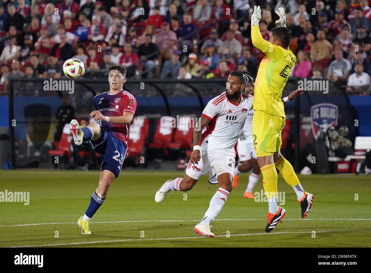 Frisco, Texas, USA. Februar 2024. Februar 2024, Frisco, Texas, Usa: der Dallas-Angreifer Logan Farrington (L) und der San Jose-Verteidiger AntÃ Josenildo Rodrigues de Oliveira (R) im Spiel der Major League Soccer (MLS) zwischen dem FC Dallas und San Jose Earthakes spielten am Samstag, den 24. Februar 2024 im Toyota Stadium in Frisco, Texas, USA. Fotos von Javier Vicencio/Eyepix Group) (Foto: © Javier Vicencio/eyepix via ZUMA Press Wire) NUR ZUR REDAKTIONELLEN VERWENDUNG! Nicht für kommerzielle ZWECKE! Stockfoto