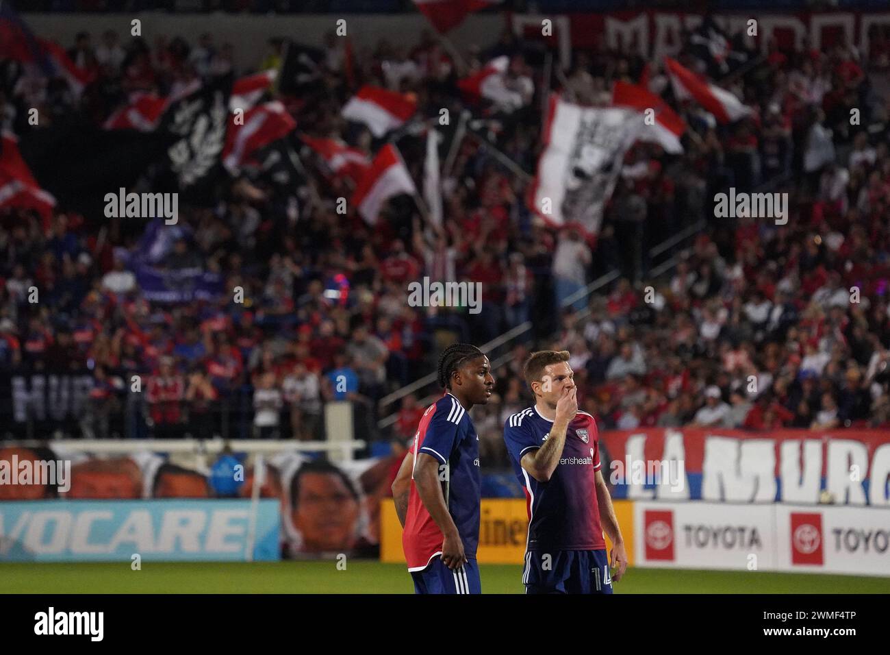 Frisco, Texas, USA. Februar 2024. 24. Februar 2024, Frisco, Texas, Vereinigte Staaten: Die Spieler Dante Sealy (links) und Asier Illarramendi planen, bevor sie einen Freistoß während des Major League Soccer (MLS) Spiels zwischen dem FC Dallas und San Jose Earthakes am Samstag, den 24. Februar 2024, in Frisco, Texas, USA, ausführen. Fotos von Javier Vicencio/Eyepix Group) (Foto: © Javier Vicencio/eyepix via ZUMA Press Wire) NUR ZUR REDAKTIONELLEN VERWENDUNG! Nicht für kommerzielle ZWECKE! Stockfoto