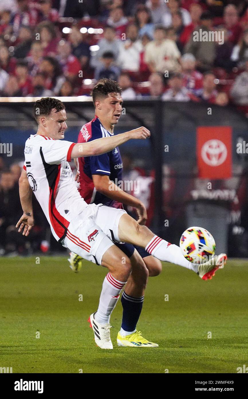 Frisco, Texas, USA. Februar 2024. 24. Februar 2024, Frisco, Texas, Vereinigte Staaten: San Jose Verteidiger Tanner Beason (L) und Dallas Angreifer Logan Farrington (R) im Spiel der Major League Soccer (MLS) zwischen dem FC Dallas und San Jose Earthakes, die am Samstag, den 24. Februar 2024 im Toyota Stadium in Frisco, Texas, USA ausgetragen wurden. Fotos von Javier Vicencio/Eyepix Group) (Foto: © Javier Vicencio/eyepix via ZUMA Press Wire) NUR ZUR REDAKTIONELLEN VERWENDUNG! Nicht für kommerzielle ZWECKE! Stockfoto
