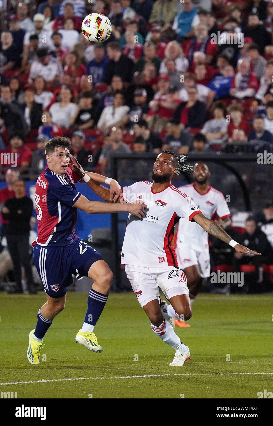 Frisco, Texas, USA. Februar 2024. Februar 2024, Frisco, Texas, Usa: der Dallas-Angreifer Logan Farrington (L) und der San Jose-Verteidiger AntÃ Josenildo Rodrigues de Oliveira (R) im Spiel der Major League Soccer (MLS) zwischen dem FC Dallas und San Jose Earthakes spielten am Samstag, den 24. Februar 2024 im Toyota Stadium in Frisco, Texas, USA. Fotos von Javier Vicencio/Eyepix Group) (Foto: © Javier Vicencio/eyepix via ZUMA Press Wire) NUR ZUR REDAKTIONELLEN VERWENDUNG! Nicht für kommerzielle ZWECKE! Stockfoto