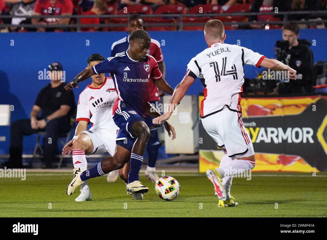 Frisco, Texas, USA. Februar 2024. 24. Februar 2024, Frisco, Texas, USA: Der Dallas-Angreifer Bernard Komungo spielte am Samstag, den 24. Februar 2024, während des Major League Soccer (MLS)-Spiels zwischen dem FC Dallas und San Jose Earthakes im Toyota Stadium in Frisco, Texas, USA. Fotos von Javier Vicencio/Eyepix Group) (Foto: © Javier Vicencio/eyepix via ZUMA Press Wire) NUR ZUR REDAKTIONELLEN VERWENDUNG! Nicht für kommerzielle ZWECKE! Stockfoto