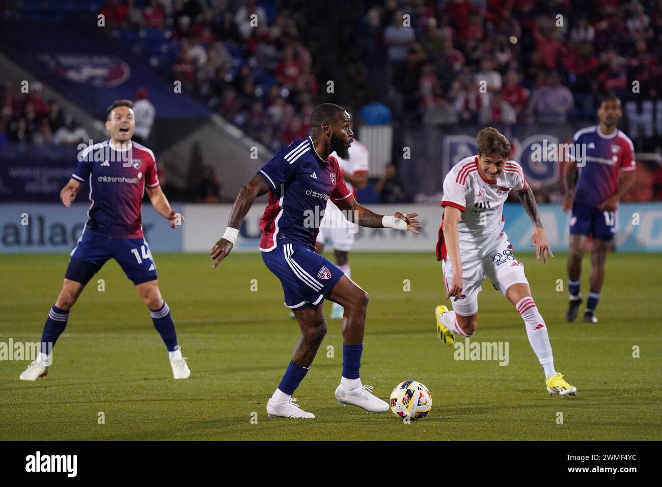 Frisco, Texas, USA. Februar 2024. 24. Februar 2024, Frisco, Texas, Vereinigte Staaten: Dallas-Verteidiger Sebastien Ibeagha spielte am Samstag, den 24. Februar 2024, im Toyota Stadium in Frisco, Texas, USA, während des Major League Soccer (MLS)-Spiels zwischen dem FC Dallas und San Jose Earthquakes. Fotos von Javier Vicencio/Eyepix Group) (Foto: © Javier Vicencio/eyepix via ZUMA Press Wire) NUR ZUR REDAKTIONELLEN VERWENDUNG! Nicht für kommerzielle ZWECKE! Stockfoto