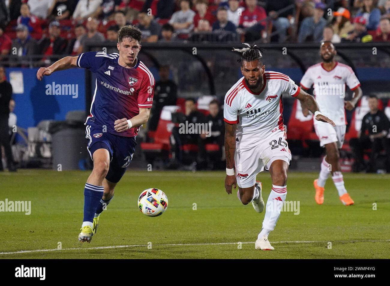 Frisco, Texas, USA. Februar 2024. Februar 2024, Frisco, Texas, Usa: der Dallas-Angreifer Logan Farrington (L) und der San Jose-Verteidiger AntÃ Josenildo Rodrigues de Oliveira (R) im Spiel der Major League Soccer (MLS) zwischen dem FC Dallas und San Jose Earthakes spielten am Samstag, den 24. Februar 2024 im Toyota Stadium in Frisco, Texas, USA. Fotos von Javier Vicencio/Eyepix Group) (Foto: © Javier Vicencio/eyepix via ZUMA Press Wire) NUR ZUR REDAKTIONELLEN VERWENDUNG! Nicht für kommerzielle ZWECKE! Stockfoto