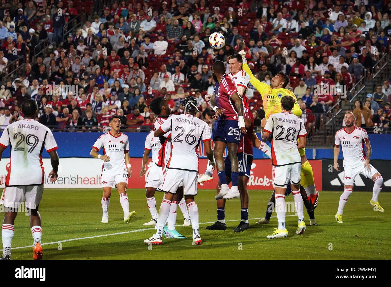 Frisco, Texas, USA. Februar 2024. 24. Februar 2024, Frisco, Texas, Vereinigte Staaten: Dallas-Verteidiger Sebastien Ibeagha und San Jose Spieler Tanner Beason und Torhüter Danie in Aktion während des Major League Soccer (MLS) Spiels zwischen dem FC Dallas und San Jose Earthakes am Samstag, den 24. Februar 2024 in Frisco, Texas, USA. Fotos von Javier Vicencio/Eyepix Group) (Foto: © Javier Vicencio/eyepix via ZUMA Press Wire) NUR ZUR REDAKTIONELLEN VERWENDUNG! Nicht für kommerzielle ZWECKE! Stockfoto