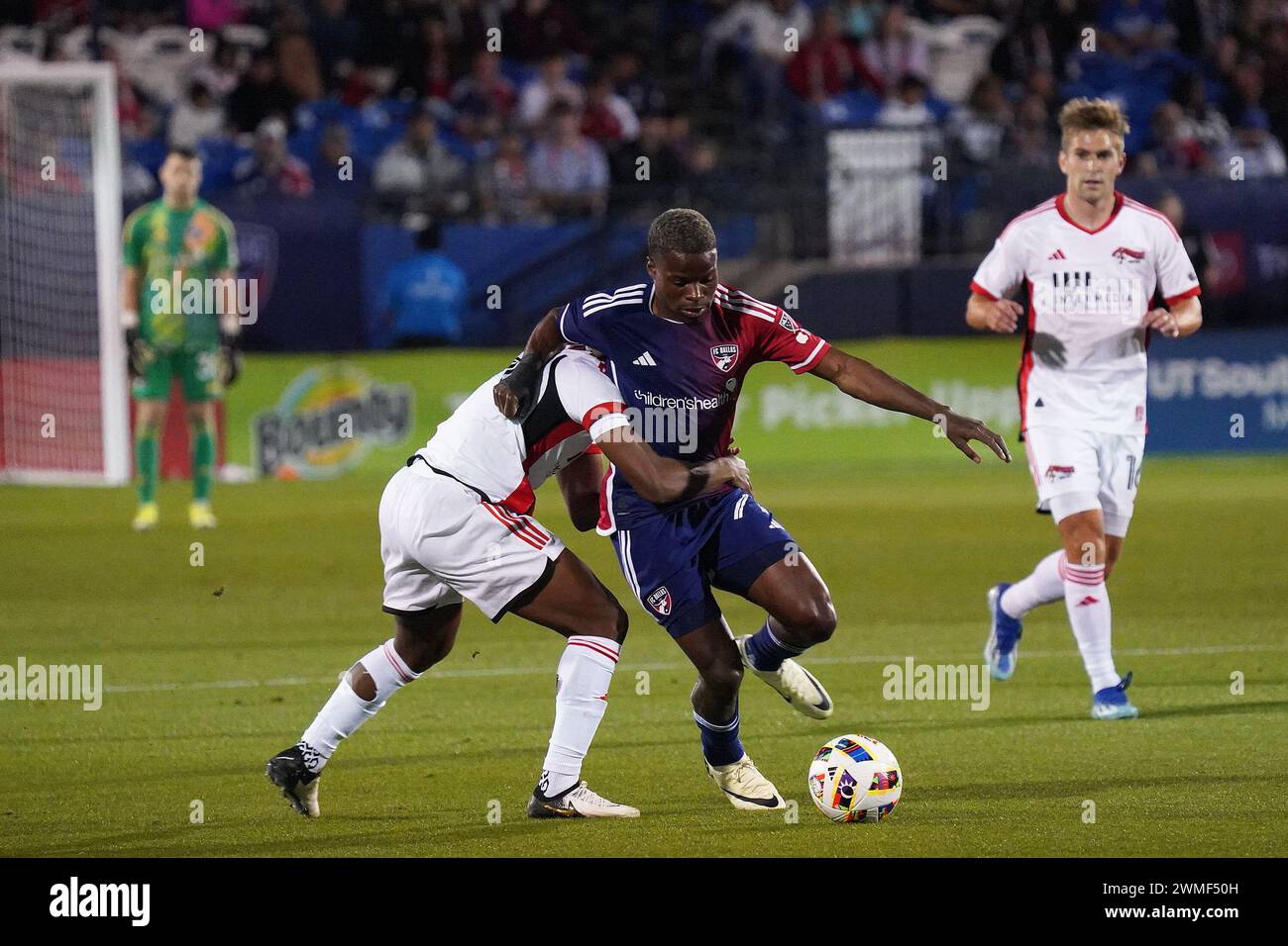 Frisco, Texas, USA. Februar 2024. 24. Februar 2024, Frisco, Texas, Vereinigte Staaten: Dallas Stürmer Bernard Kamungo in Aktion während des Major League Soccer (MLS) Spiels zwischen dem FC Dallas und San Jose Earthakes, gespielt am Samstag, den 24. Februar 2024, im Toyota Stadium in Frisco, Texas, Vereinigte Staaten. Fotos von Javier Vicencio/Eyepix Group) (Foto: © Javier Vicencio/eyepix via ZUMA Press Wire) NUR ZUR REDAKTIONELLEN VERWENDUNG! Nicht für kommerzielle ZWECKE! Stockfoto