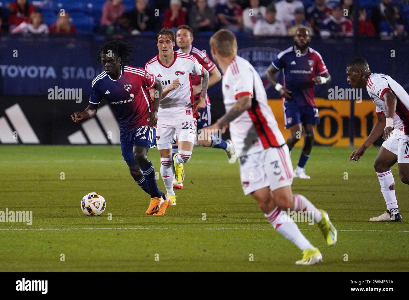 Frisco, Texas, USA. Februar 2024. 24. Februar 2024, Frisco, Texas, Vereinigte Staaten: Dallas-Mittelfeldspieler Herbert Endeley (L), der am Samstag, den 24. Februar 2024 im Toyota Stadium in Frisco, Texas, spielte, während des Major League Soccer (MLS)-Spiels zwischen dem FC Dallas und San Jose Earthakes. Fotos von Javier Vicencio/Eyepix Group) (Foto: © Javier Vicencio/eyepix via ZUMA Press Wire) NUR ZUR REDAKTIONELLEN VERWENDUNG! Nicht für kommerzielle ZWECKE! Stockfoto
