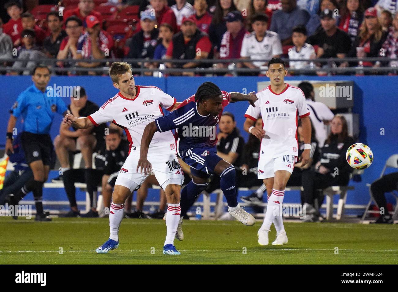 Frisco, Texas, USA. Februar 2024. 24. Februar 2024, Frisco, Texas, Vereinigte Staaten: Dallas-Mittelfeldspieler Dante Sealy und SinJose-Mittelfeldspieler Jack Skahan in Aktion während des Major League Soccer (MLS)-Spiels zwischen dem FC Dallas und San Jose Earthakes spielten am Samstag, den 24. Februar 2024 in Frisco, Texas, USA. Fotos von Javier Vicencio/Eyepix Group) (Foto: © Javier Vicencio/eyepix via ZUMA Press Wire) NUR ZUR REDAKTIONELLEN VERWENDUNG! Nicht für kommerzielle ZWECKE! Stockfoto
