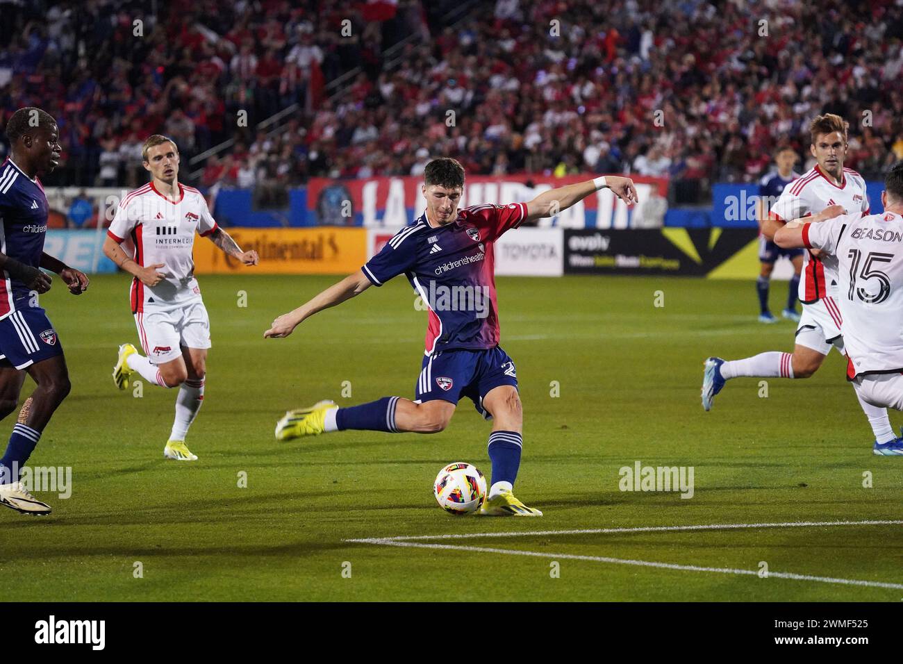 Frisco, Texas, USA. Februar 2024. 24. Februar 2024, Frisco, Texas, Vereinigte Staaten: Der Dallas-Angreifer Logan Farrington spielte während des Major League Soccer (MLS)-Spiels zwischen dem FC Dallas und San Jose Earthakes am Samstag, den 24. Februar 2024, im Toyota Stadium in Frisco, Texas, Vereinigte Staaten. Fotos von Javier Vicencio/Eyepix Group) (Foto: © Javier Vicencio/eyepix via ZUMA Press Wire) NUR ZUR REDAKTIONELLEN VERWENDUNG! Nicht für kommerzielle ZWECKE! Stockfoto