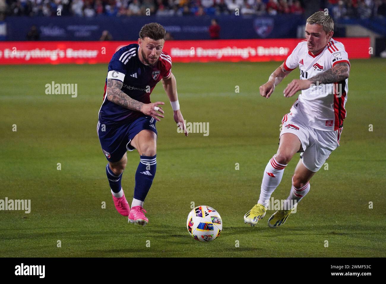 Frisco, Texas, USA. Februar 2024. Am 24. Februar 2024 in Frisco, Texas, USA: Der Dallas-Angreifer Paul Arriola (L) und der San Jose-Verteidiger Paul Marie im Spiel der Major League Soccer (MLS) zwischen dem FC Dallas und San Jose Earthakes, die am Samstag, den 24. Februar 2024 im Toyota Stadium in Frisco, Texas, USA ausgetragen wurden. Fotos von Javier Vicencio/Eyepix Group) (Foto: © Javier Vicencio/eyepix via ZUMA Press Wire) NUR ZUR REDAKTIONELLEN VERWENDUNG! Nicht für kommerzielle ZWECKE! Stockfoto
