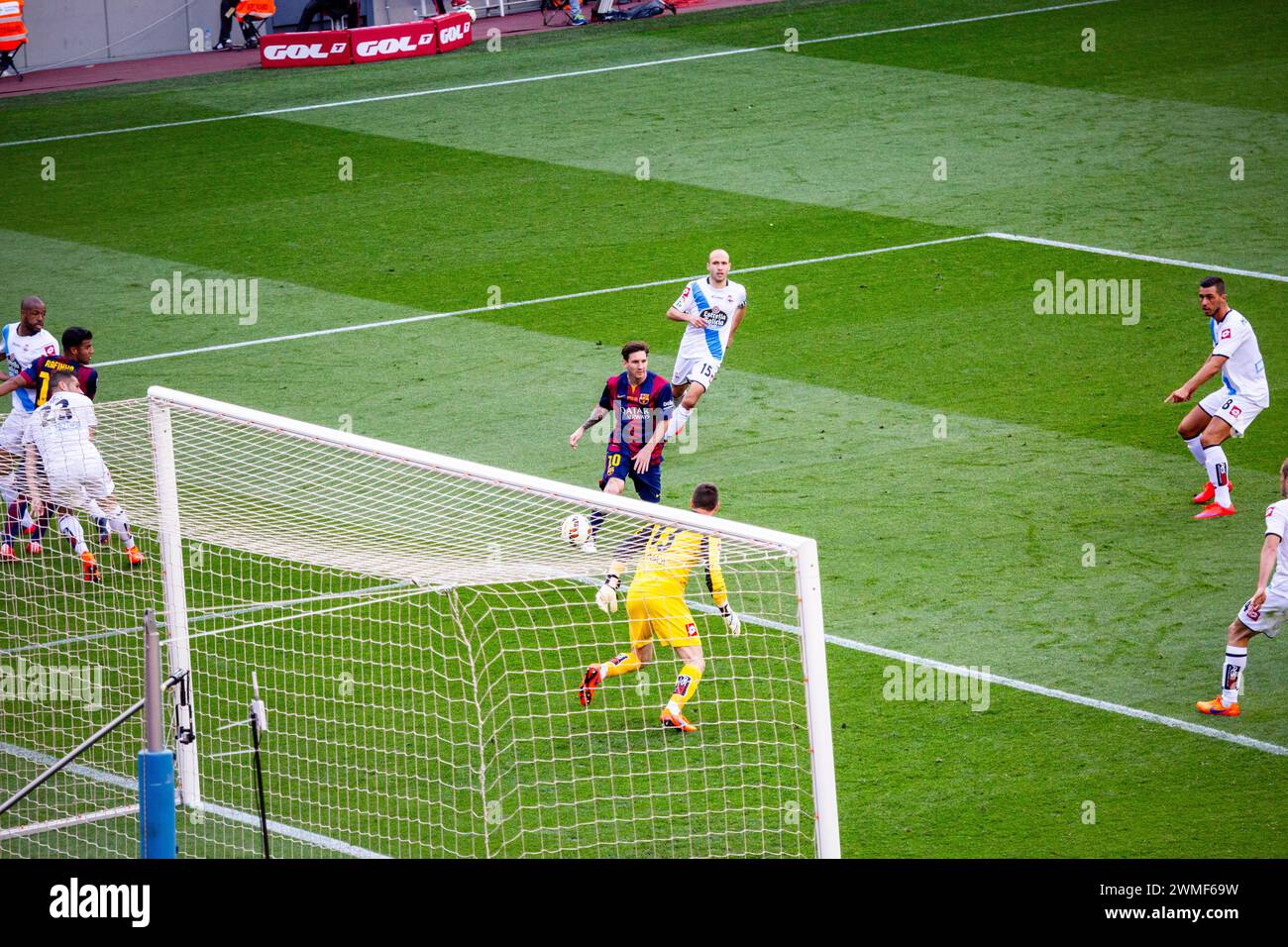 LIONEL MESSI, BARCELONA FC, 2015: Lionel Messi schießt ins Tor, aber Fabri rettet. Das letzte Spiel der Saison 2014-15 in Spanien zwischen Barcelona FC und Deportivo de La Coruna im Camp Nou, Barcelona am 23. Mai 2015. Das Spiel endete mit 2:2. Barcelona feierte den Sieg des Meisterschaftstitels und das letzte Heimspiel von Legende Xavi. Deportiva bekam den Punkt, den sie brauchten, um Abstieg zu vermeiden. Foto: Rob Watkins Stockfoto