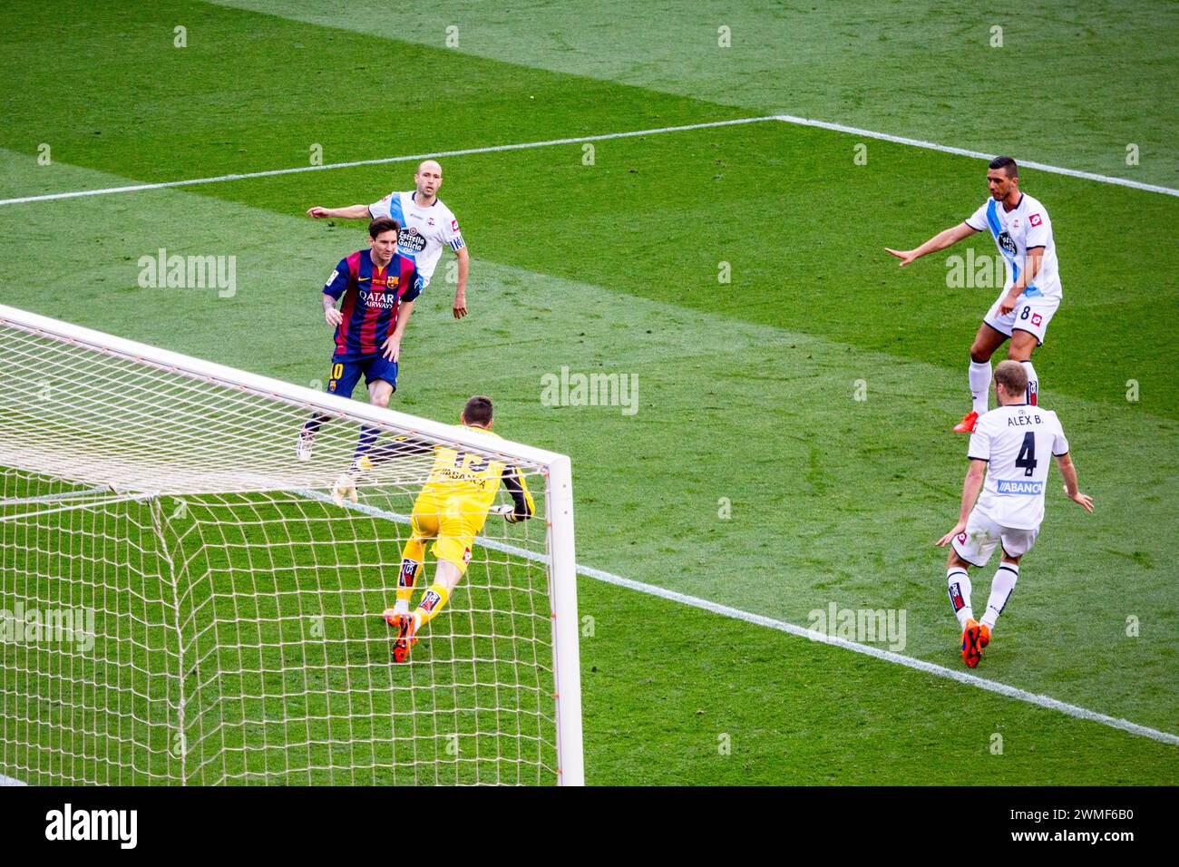 LIONEL MESSI, BARCELONA FC, 2015: Lionel Messi schießt ins Tor, aber Fabri rettet. Das letzte Spiel der Saison 2014-15 in Spanien zwischen Barcelona FC und Deportivo de La Coruna im Camp Nou, Barcelona am 23. Mai 2015. Das Spiel endete mit 2:2. Barcelona feierte den Sieg des Meisterschaftstitels und das letzte Heimspiel von Legende Xavi. Deportiva bekam den Punkt, den sie brauchten, um Abstieg zu vermeiden. Foto: Rob Watkins Stockfoto