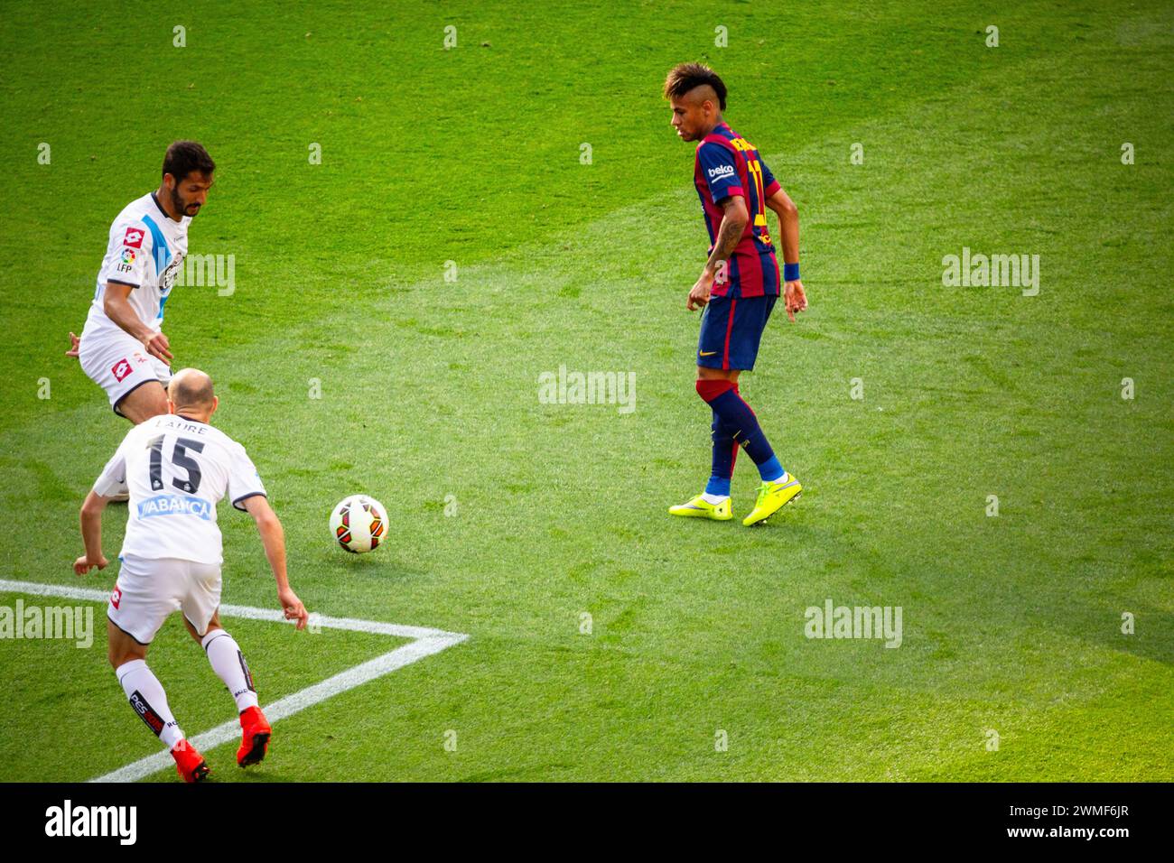 NEYMAR, BARCELONA FC, 2015: Neymar Jr sucht Platz am Rand der Box. Das letzte Spiel der Saison 2014-15 in Spanien zwischen Barcelona FC und Deportivo de La Coruna im Camp Nou, Barcelona am 23. Mai 2015. Das Spiel endete mit 2:2. Barcelona feierte den Sieg des Meisterschaftstitels und das letzte Heimspiel von Legende Xavi. Deportiva bekam den Punkt, den sie brauchten, um Abstieg zu vermeiden. Foto: Rob Watkins Stockfoto