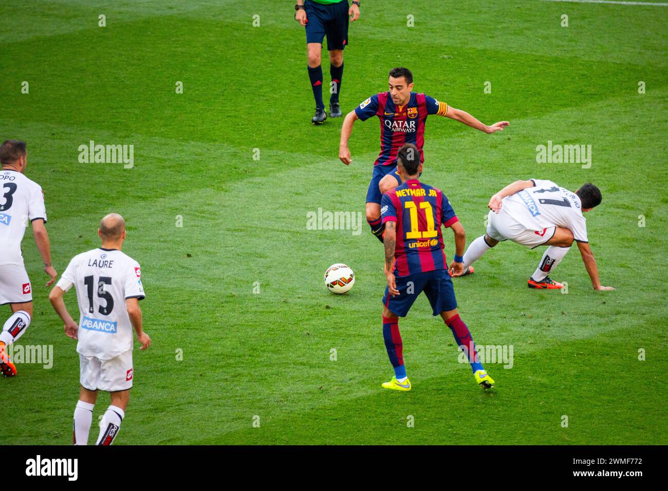 XAVI, ABSCHIEDSSPIEL, BARCELONA FC, 2015: Xavi Hernandez aus Barcelona tauscht einen Tiki-Taka-Pass mit Neymar Jr. aus Das letzte Spiel der Saison 2014-15 in Spanien zwischen Barcelona FC und Deportivo de La Coruna im Camp Nou, Barcelona am 23. Mai 2015. Das Spiel endete mit 2:2. Barcelona feierte den Sieg des Meisterschaftstitels und das letzte Heimspiel von Legende Xavi. Deportiva bekam den Punkt, den sie brauchten, um Abstieg zu vermeiden. Foto: Rob Watkins Stockfoto