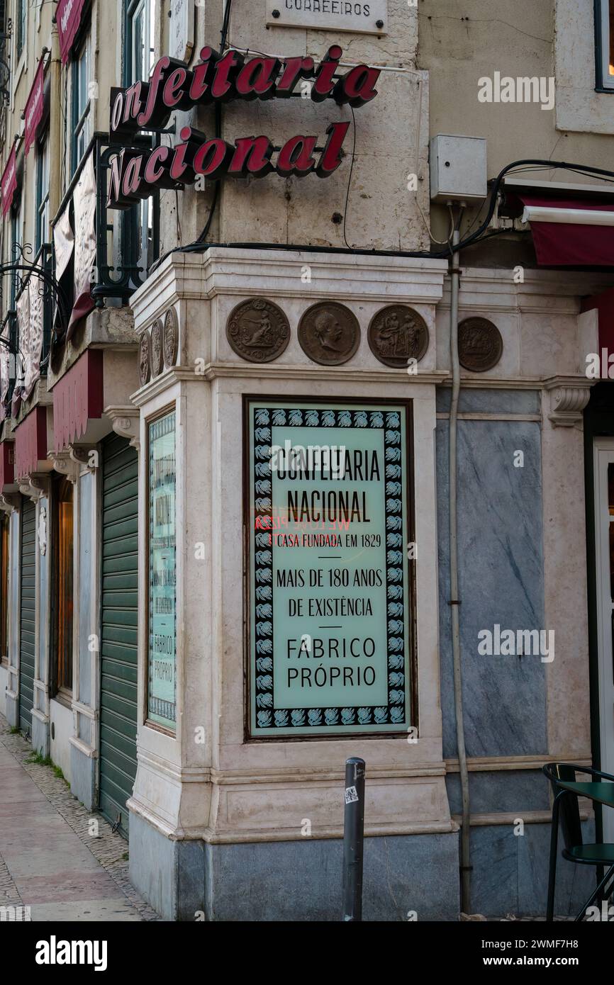 Confeitaria Nacional Schild vor der historischen Konditorei in Lissabon, Portugal. Februar 2024. Stockfoto