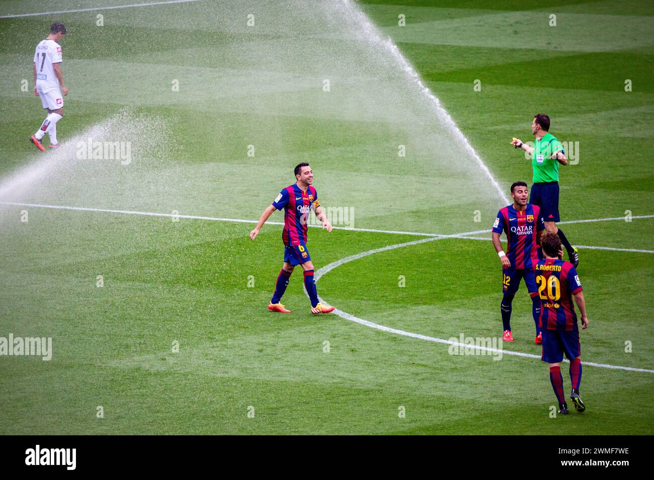 XAVI, LAUGHING, ABSCHIEDSSPIEL, BARCELONA FC, 2015: Xavi Hernandez aus Barcelona lacht, als eine Fehlfunktion des Sprinkersystems das Spiel in seinem Abschiedsauftritt stoppt. Das letzte Spiel der Saison 2014-15 in Spanien zwischen Barcelona FC und Deportivo de La Coruna im Camp Nou, Barcelona am 23. Mai 2015. Das Spiel endete mit 2:2. Barcelona feierte den Sieg des Meisterschaftstitels und das letzte Heimspiel von Legende Xavi. Deportiva bekam den Punkt, den sie brauchten, um Abstieg zu vermeiden. Foto: Rob Watkins Stockfoto