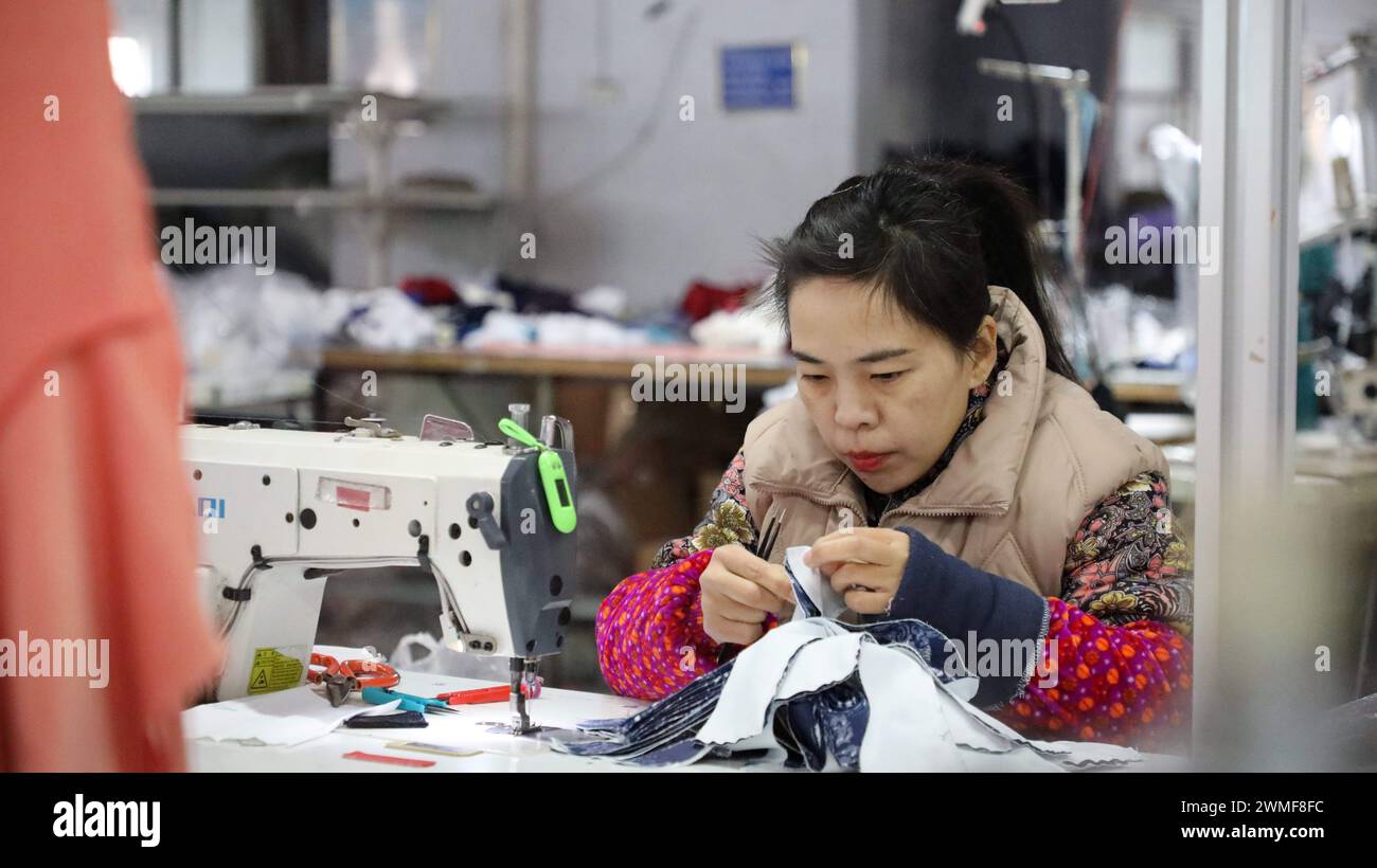 BINZHOU, CHINA - 26. FEBRUAR 2024 - Ein Arbeiter produziert Kinderbekleidung in einer Werkstatt eines Kinderbekleidungsherstellers in Binzhou, EA Stockfoto