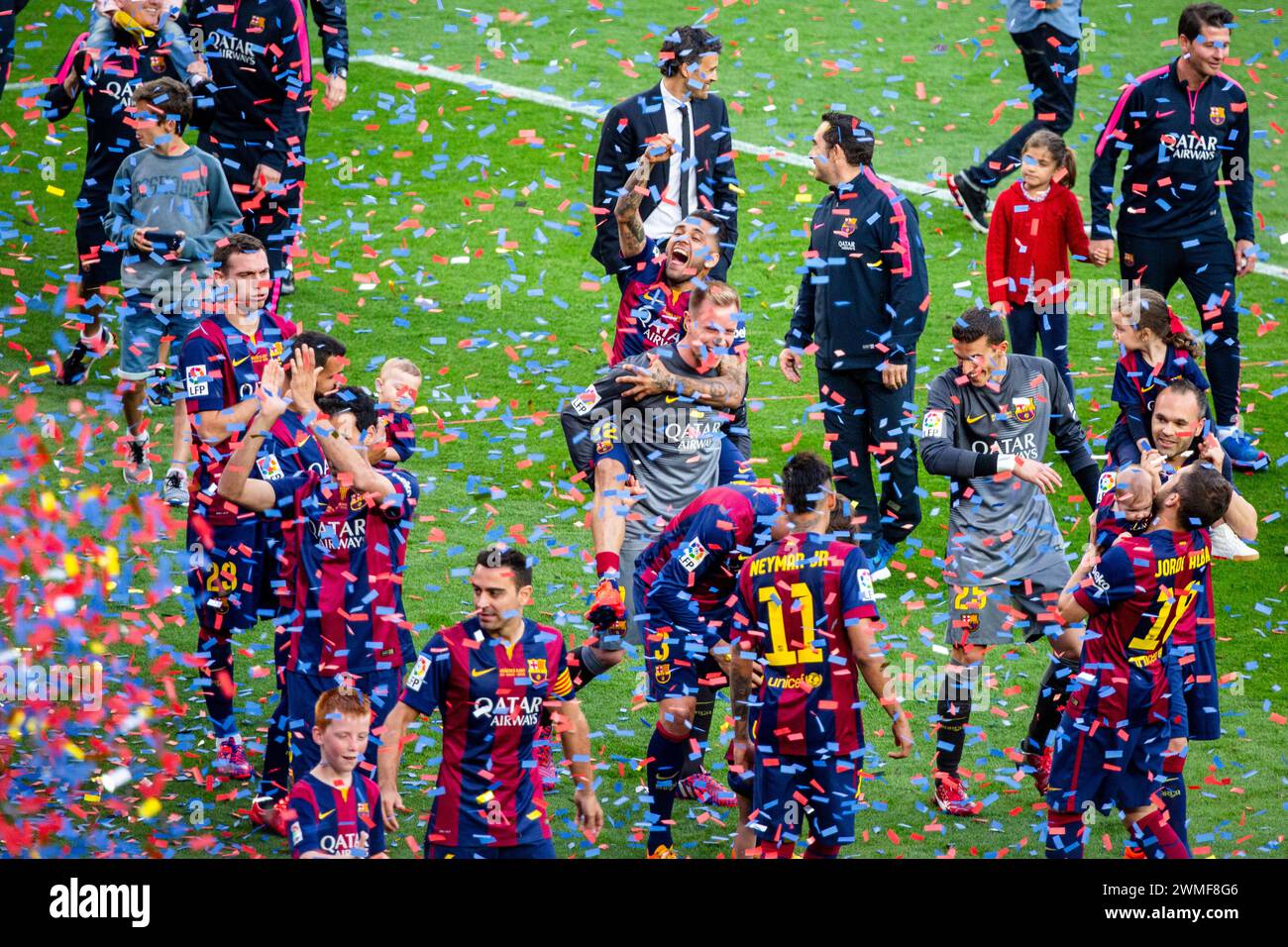 TITELFEIER, BARCELONA FC, 2015: Spieler aus Barcelona paraden die Trophäe La Liga und feiern mit den Fans und ihren kleinen Kindern. Das letzte Spiel der Saison 2014-15 in Spanien zwischen Barcelona FC und Deportivo de La Coruna im Camp Nou, Barcelona am 23. Mai 2015. Das Spiel endete mit 2:2. Barcelona feierte den Sieg des Meisterschaftstitels und das letzte Heimspiel von Legende Xavi. Deportiva bekam den Punkt, den sie brauchten, um Abstieg zu vermeiden. Foto: Rob Watkins Stockfoto