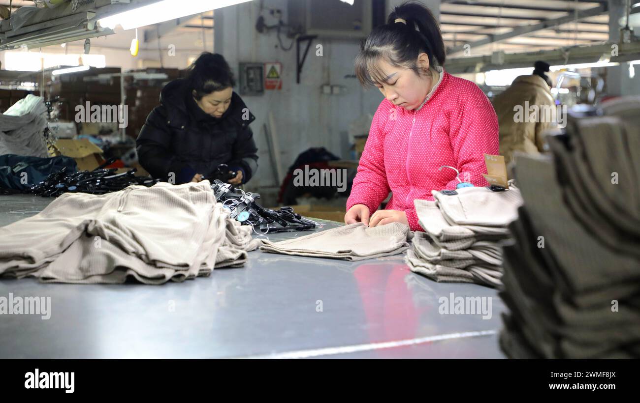 BINZHOU, CHINA - 26. FEBRUAR 2024 - Ein Arbeiter produziert Kinderbekleidung in einer Werkstatt eines Kinderbekleidungsherstellers in Binzhou, EA Stockfoto