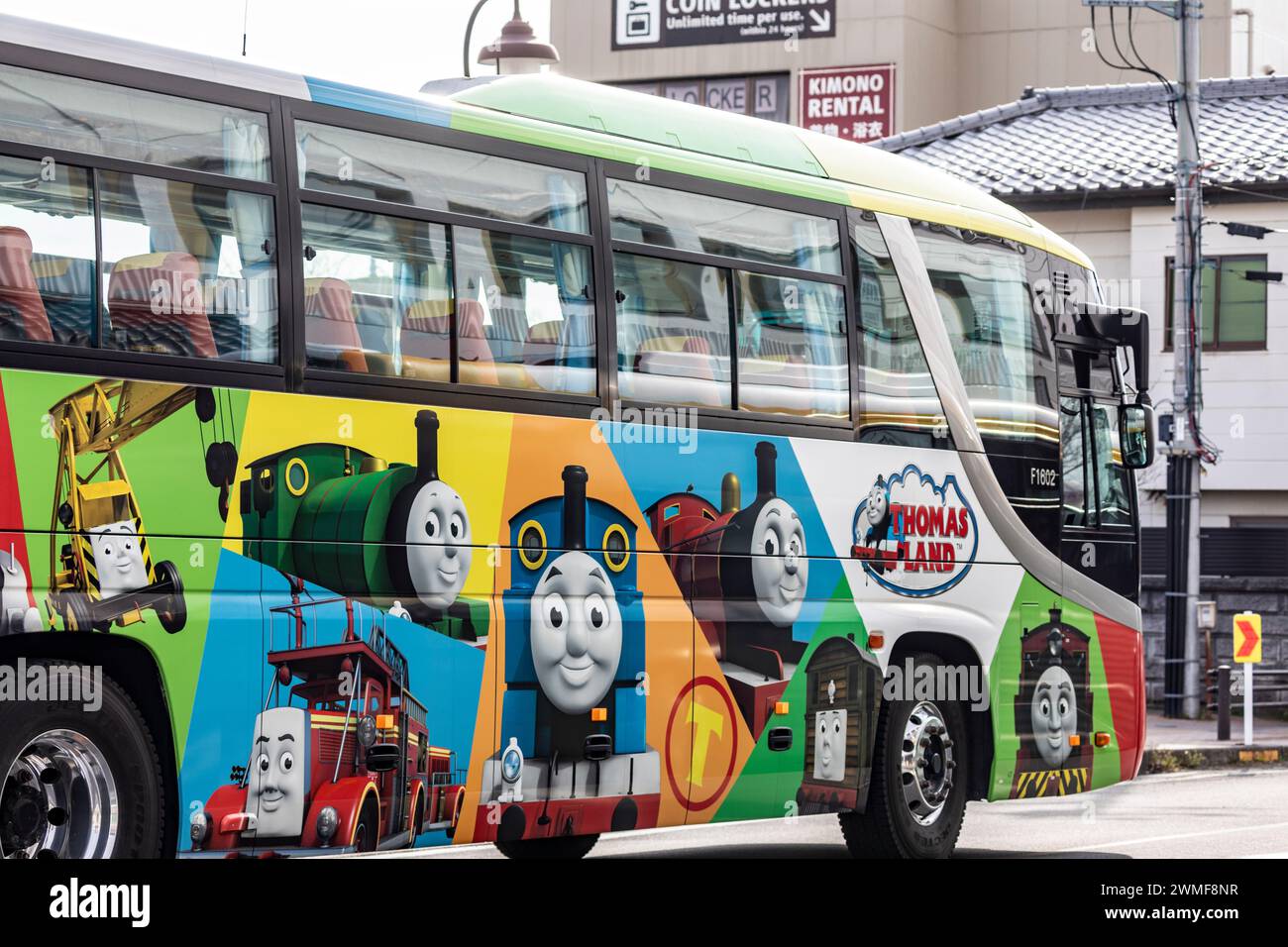 Fuji Five Lake, Thomas Land Bus am Bahnhof Kawaguchiko bringt Menschen zum Fuji Q Highland Vergnügungspark, Japan, Asien, 2023 Stockfoto