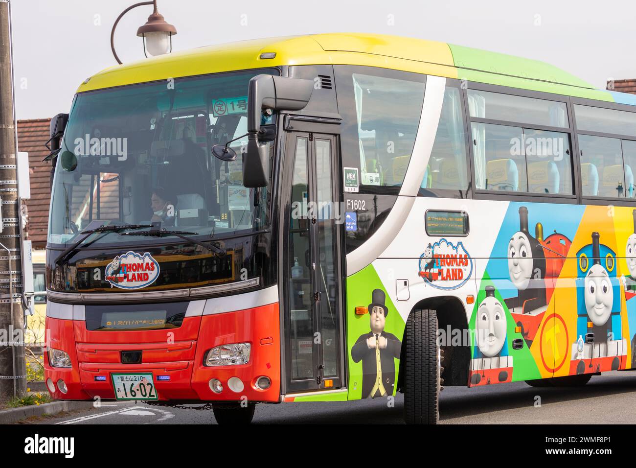 Fuji Five Lake, Thomas Land Bus am Bahnhof Kawaguchiko bringt Menschen zum Fuji Q Highland Vergnügungspark, Japan, Asien, 2023 Stockfoto