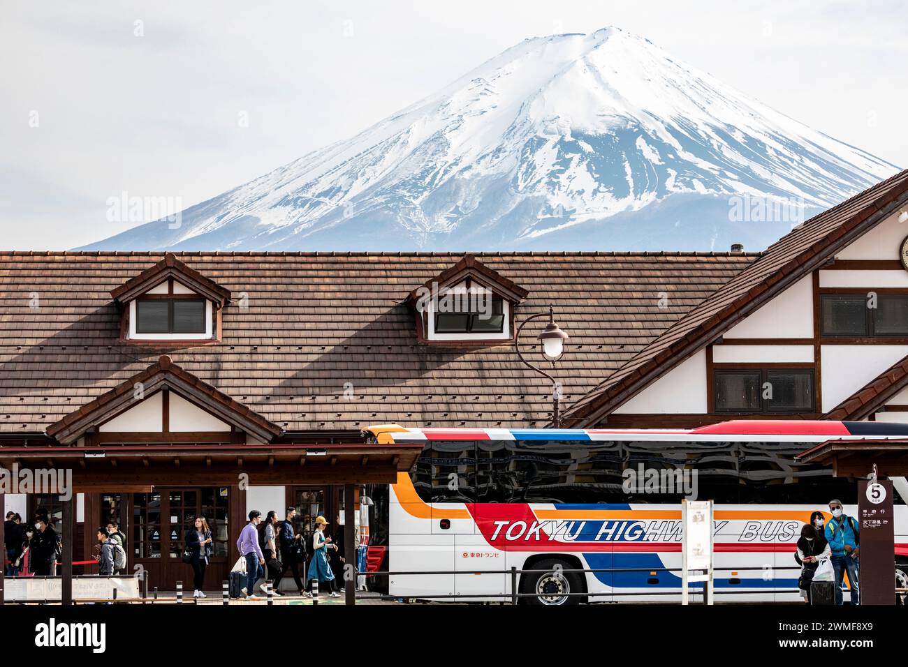 Kawaguchiko Station in Japan mit dem Schneebesen des Fuji dahinter, Tokio Autobahnbus mit Touristen an Bord, Japan, Asien, 2023 Stockfoto