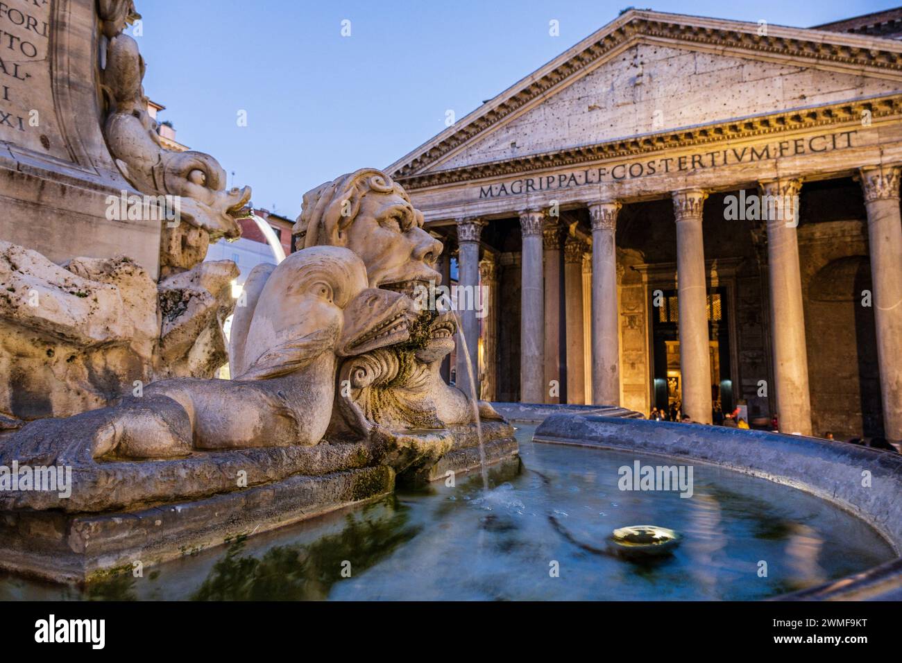 Delfinbrunnen und Pantheon von Agrippa, 126 v. Chr. Roma, Latium, Italia Stockfoto