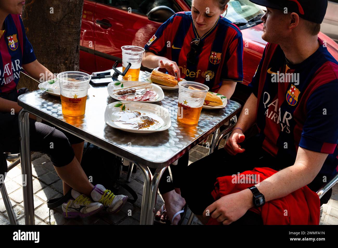 FANS, BARCELONA FC, 2015: Freunde trinken ein letztes Bier vor dem Spiel. Die Fans versammeln sich vor dem Spiel im Camp Nou. Das letzte Spiel der Saison 2014-15 in Spanien zwischen Barcelona FC und Deportivo de La Coruna im Camp Nou, Barcelona am 23. Mai 2015. Das Spiel endete mit 2:2. Barcelona feierte den Sieg des Meisterschaftstitels und das letzte Heimspiel von Legende Xavi. Deportiva bekam den Punkt, den sie brauchten, um Abstieg zu vermeiden. Foto: Rob Watkins Stockfoto