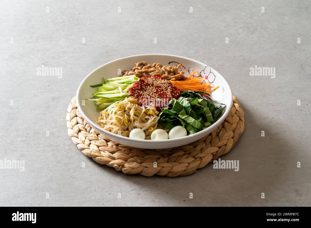 Koreanisches Essen Gericht Kimchi Suppe Sojabohnenpaste Suppe gegrilltes Schweinebauchen scharf gemischte Nudeln scharfe Jjolmyeon kalte Bohnensuppe Nudeln Stockfoto