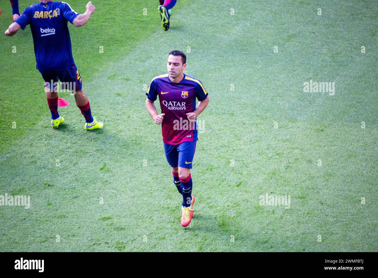 XAVI WARM UP, BARCELONA FC, ABSCHIEDSSPIEL 2015: Xavi Hernandez wirkt emotional, während sich die Spieler in Barcelona vor dem Spiel aufwärmen. Die Mannschaft hat bereits den Titel der La Liga mit Stil gewonnen. Das letzte Spiel der Saison 2014-15 in Spanien zwischen Barcelona FC und Deportivo de La Coruna im Camp Nou, Barcelona am 23. Mai 2015. Das Spiel endete mit 2:2. Barcelona feierte den Sieg des Meisterschaftstitels und das letzte Heimspiel von Legende Xavi. Deportiva bekam den Punkt, den sie brauchten, um Abstieg zu vermeiden. Foto: Rob Watkins Stockfoto