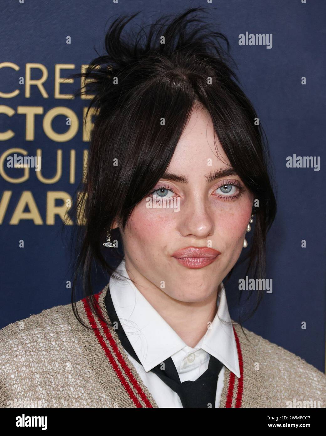 LOS ANGELES, KALIFORNIEN, USA - 24. FEBRUAR: Billie Eilish trägt Vivienne Westwood, und kommt bei den 30. Annual Screen Actors Guild Awards, die am 24. Februar 2024 im Shrine Auditorium and Expo Hall in Los Angeles, Kalifornien, USA, stattfinden. (Foto: Xavier Collin/Image Press Agency) Stockfoto