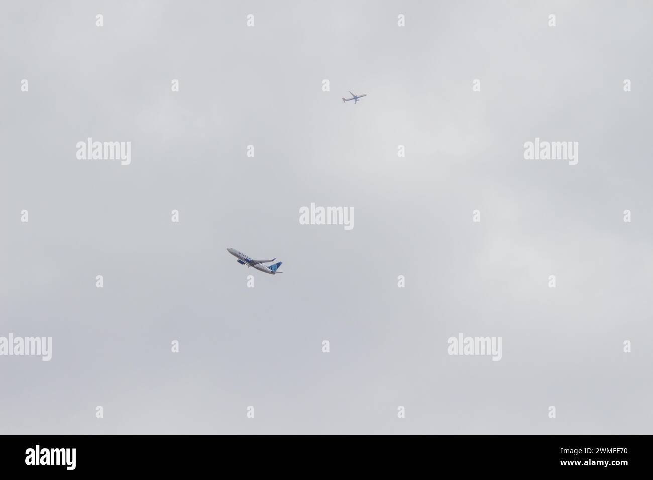Zwei große Flugzeuge, die in bewölktem Himmel fliegen Stockfoto