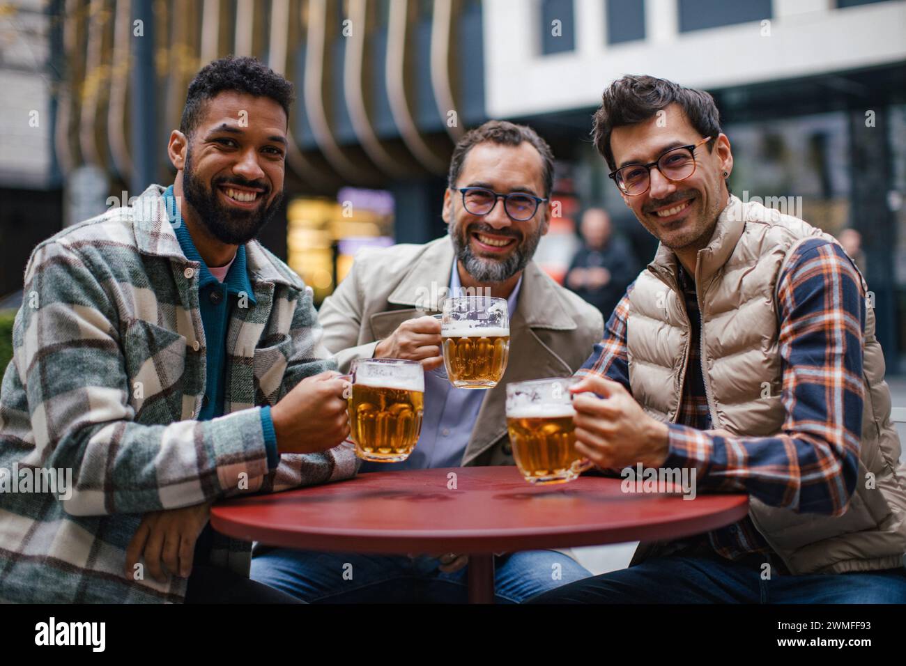 Die besten Freunde haben in der Stadt Bier getrunken und in der Bar geredet. Begriff der männlichen Freundschaft, Bromanz. Stockfoto