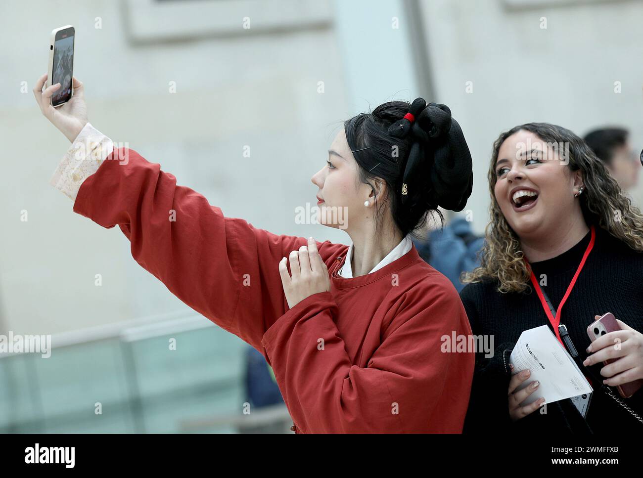 London, Großbritannien. Februar 2024. Ein Besucher posiert für Fotos mit einem Hanfu-Enthusiasten im British Museum in London, Großbritannien, 25. Februar 2024. Hanfu-Enthusiasten, die Hanfu trugen, eine Kleidung, die traditionell von den Han getragen wurde, führten die chinesische traditionelle Kultur am Sonntag den Einheimischen und Besuchern in London ein. Quelle: Li Ying/Xinhua/Alamy Live News Stockfoto