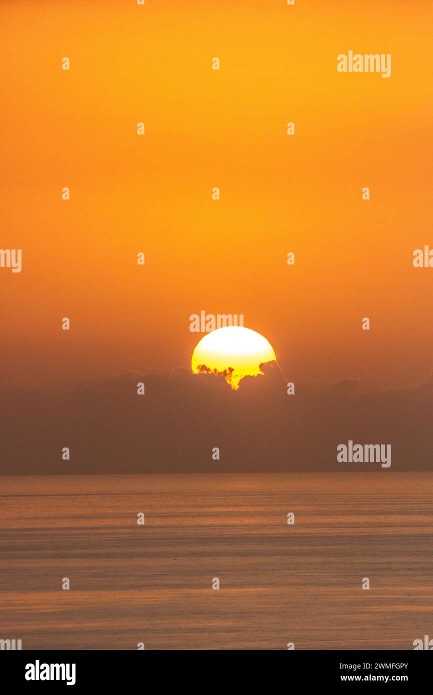 Sonnenuntergang über dem Meer am Grande Anse Beach, Basse Terre, Guadeloupe, den Französischen Antillen und der Karibik Stockfoto