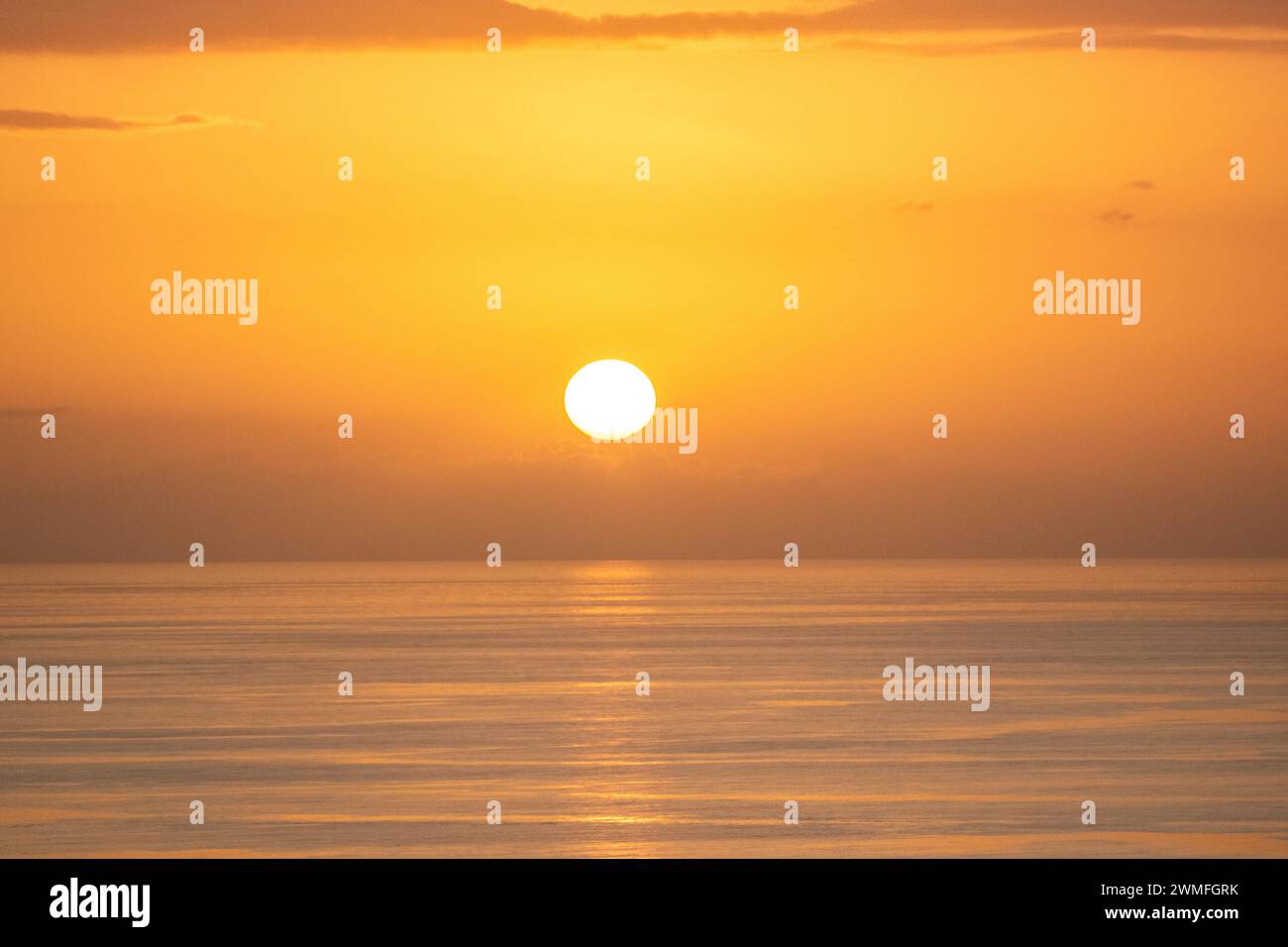 Sonnenuntergang über dem Meer am Grande Anse Beach, Basse Terre, Guadeloupe, den Französischen Antillen und der Karibik Stockfoto