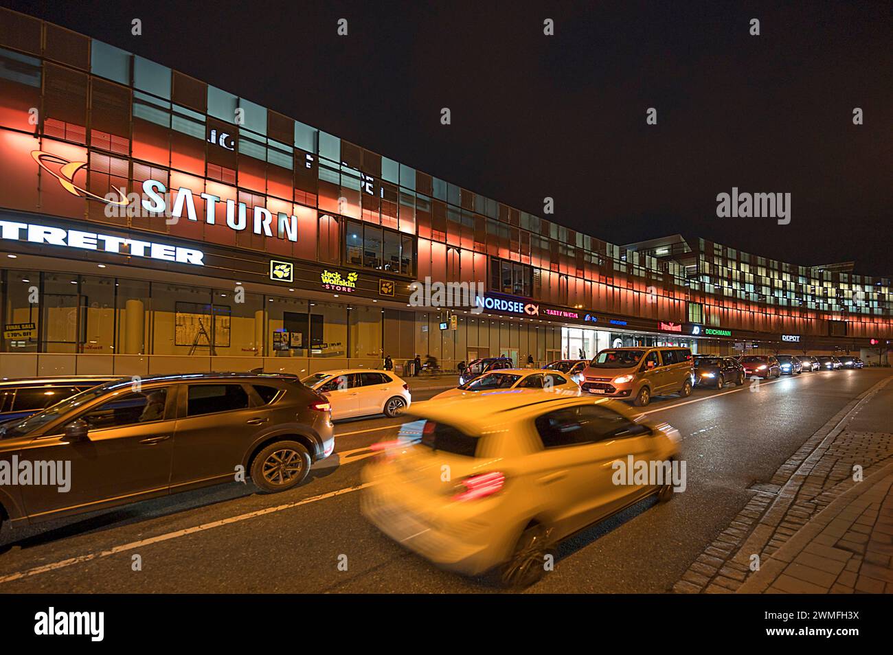 Einkaufszentrum Arcaden mit abendlichem Rushhour-Verkehr, Erlangen, Mittelfranken, Bayern, Deutschland Stockfoto