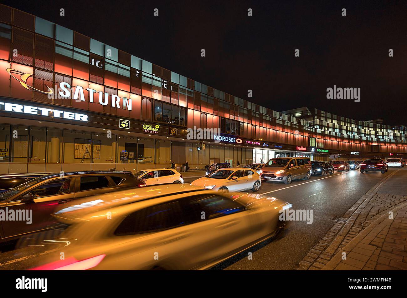 Einkaufszentrum Arcaden mit abendlichem Rushhour-Verkehr, Erlangen, Mittelfranken, Bayern, Deutschland Stockfoto