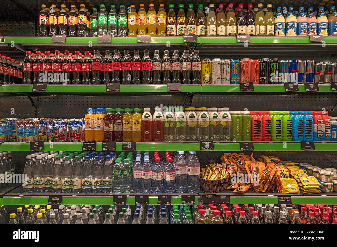 Getränkeangebot an einer Kühltheke einer Tankstelle, Bayern, Deutschland Stockfoto