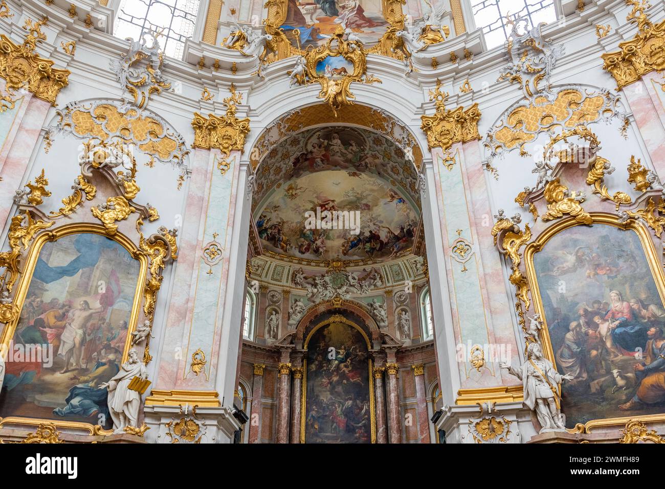 Innenansicht einer barocken Kirche mit reich verzierten goldenen Ornamenten und Deckenfresken, Benediktinerabtei von Ettal, Bayern Stockfoto