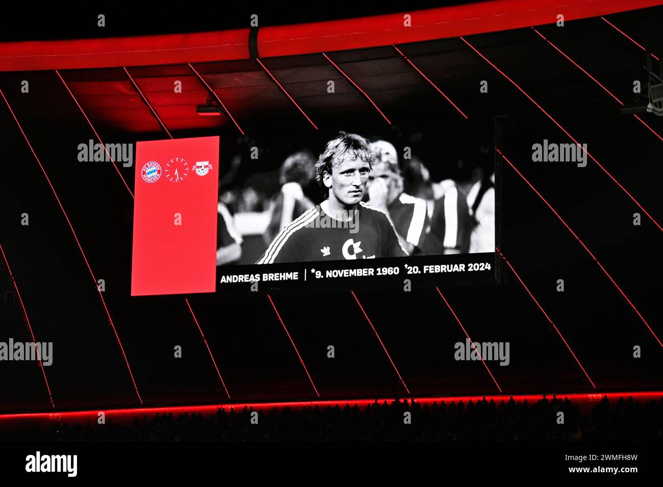 Trauer zu Ehren von Andreas Andi Brehme, Anzeiger, Gedenkfeier, Schweigeminute, Gedenkfeier, FC Bayern München FCB, RasenBallsport Stockfoto