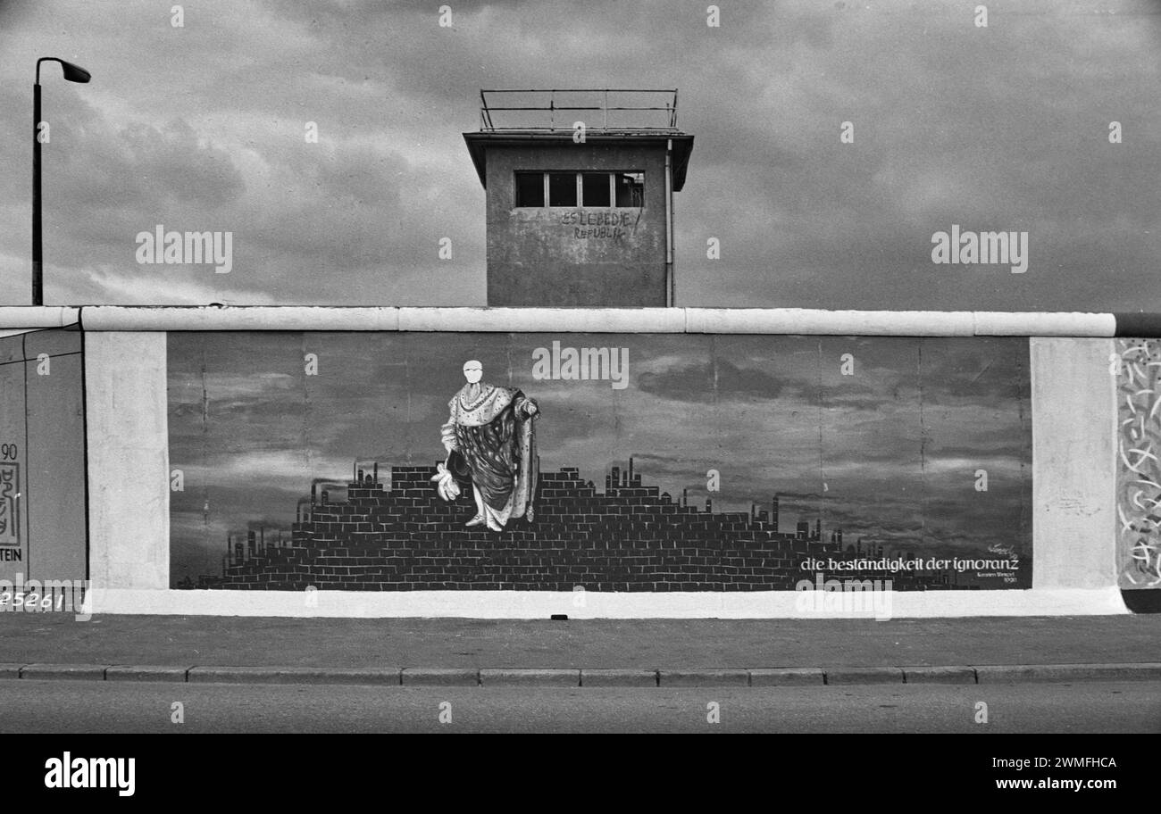 Gemälde die Bestaendigkeit der Ignoranz von Karsten Wenzel, dahinter ein ehemaliger Wachturm der DDR-Grenztruppen, Sommer 1990, East Side Gallery Stockfoto