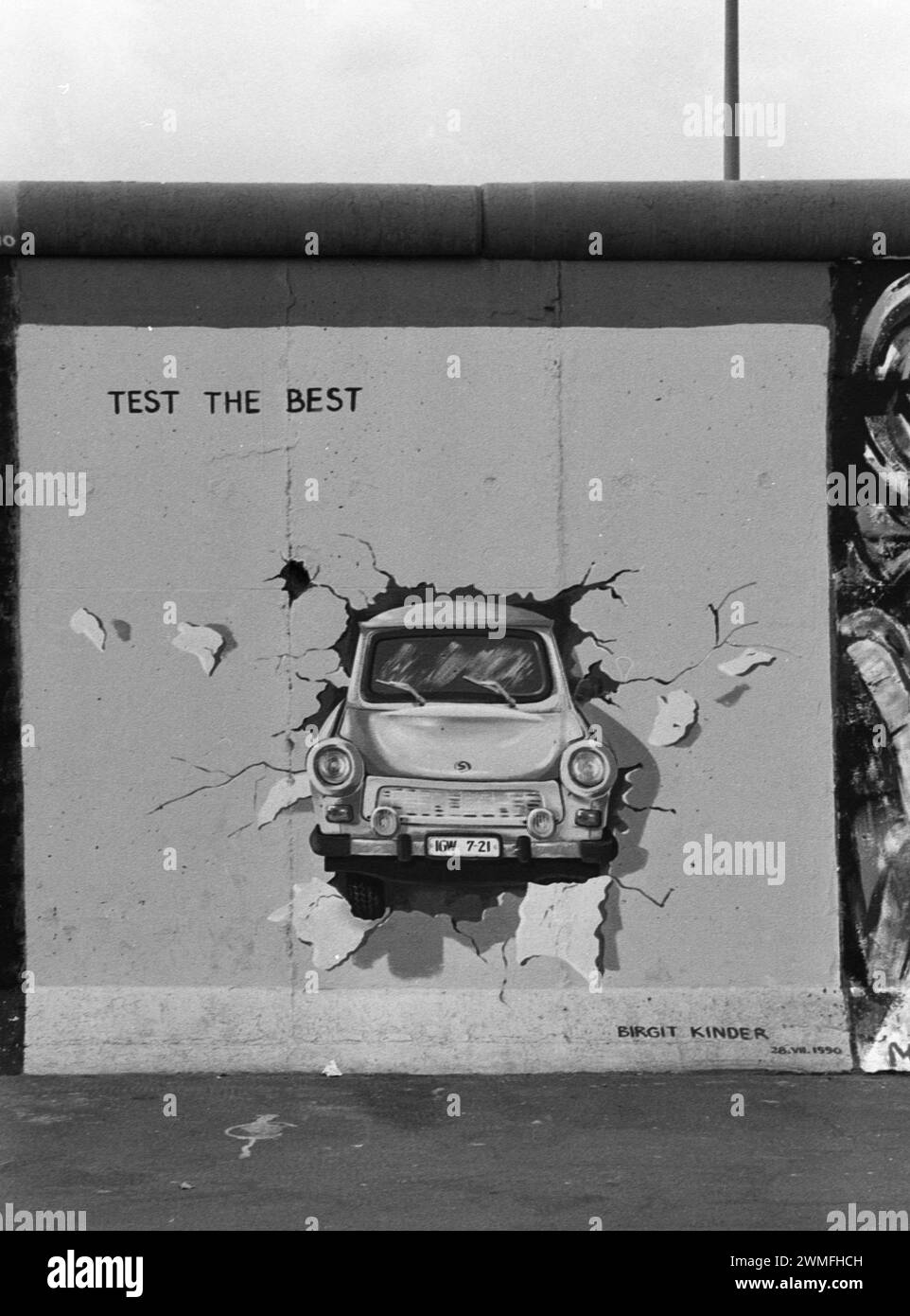 Das Birgit-Kinder-Gemälde der East Side Gallery mit einem DDR-Trabant-Wagen und der Inschrift TEST THE BEST, Sommer 1990, Mühlenstraße Stockfoto