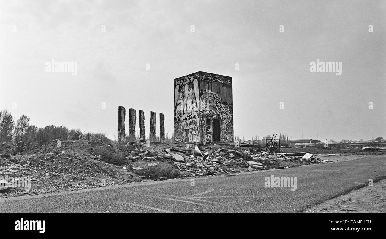 Ruine eines DDR-Wachturms nach dem Fall der Mauer bei Lehrter Stadtbahnhof, Bezirk Mitte, Berlin Stockfoto